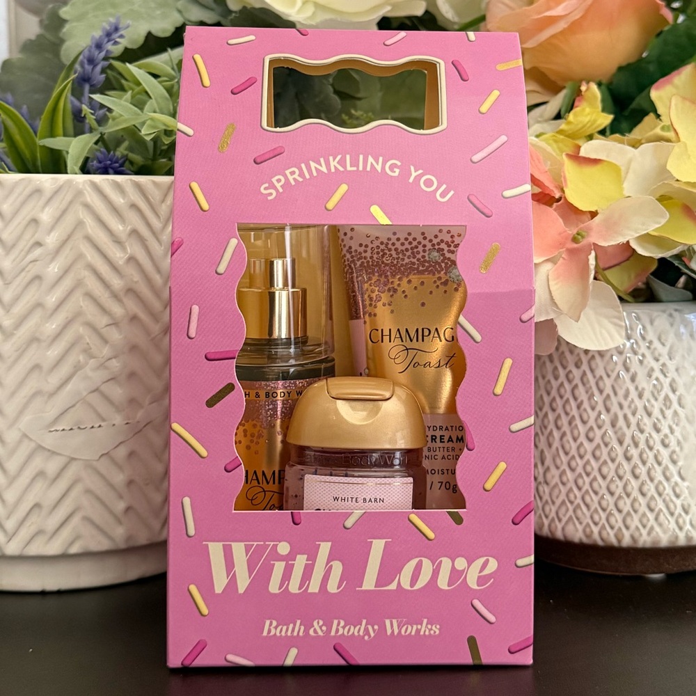 🆕🥂 BATH & BODY WORKS LIMITED, EDITION “SPRINKLING YOU WITH LOVE“
MINI GIFT SET.